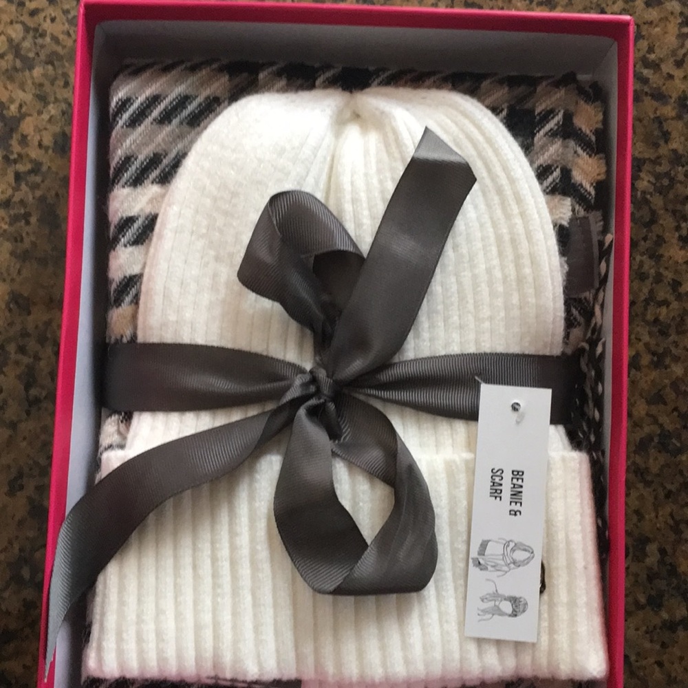 Hat and scarf set.